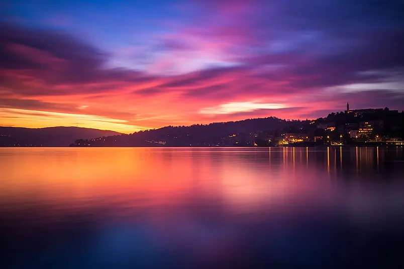 西湖的夕阳火烧云湖面蓝天宝石流霞