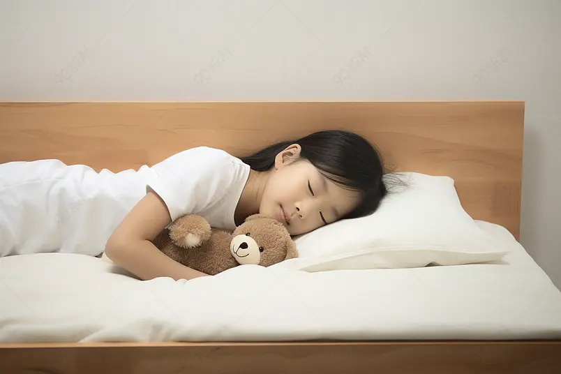 正在睡觉中抱住毛绒玩具的可爱小女孩