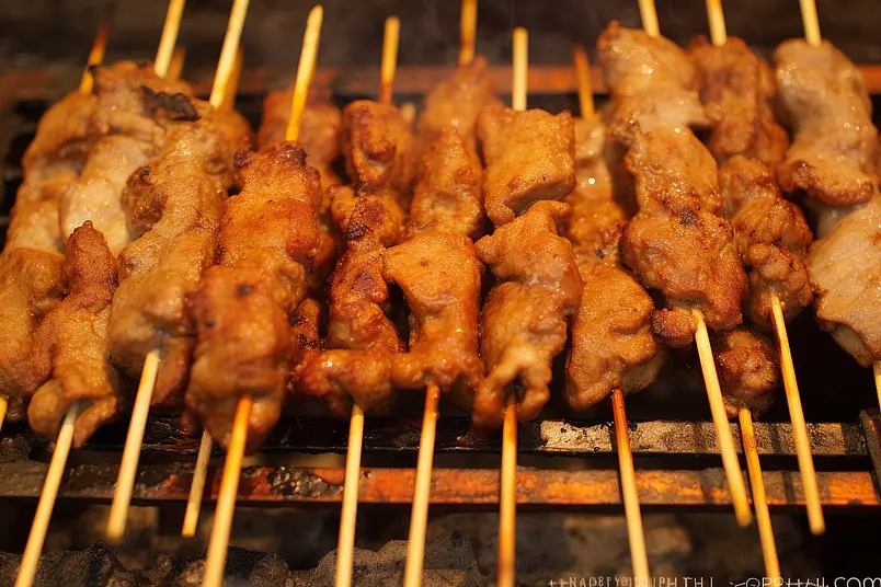 清晰的摄影图高清的图片电商产品拍摄美食美味食物地摊经济烧烤摊烤羊肉串特写