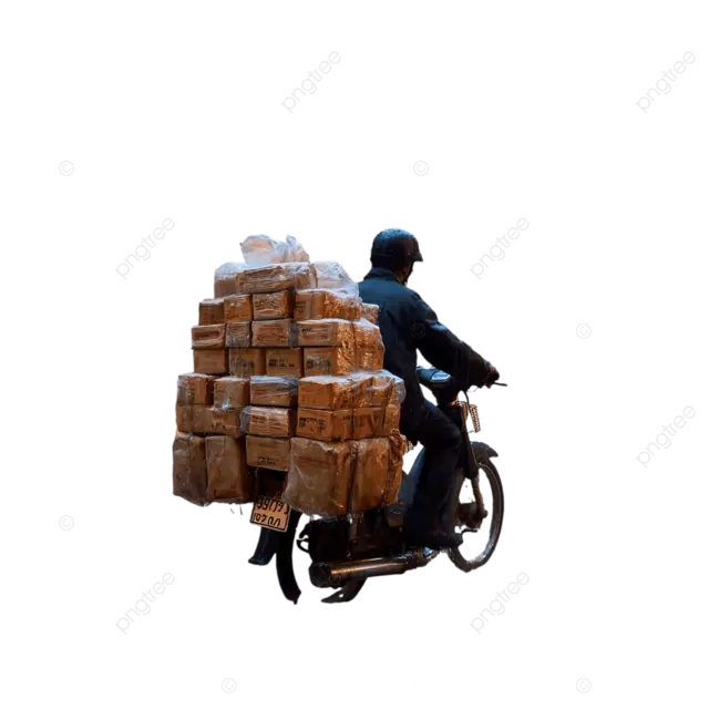 一个古老的越南送货员在一条被洪水泛滥的河内街上大雨挣扎