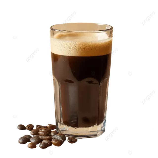 高大的黑色美国咖啡在米色背景上