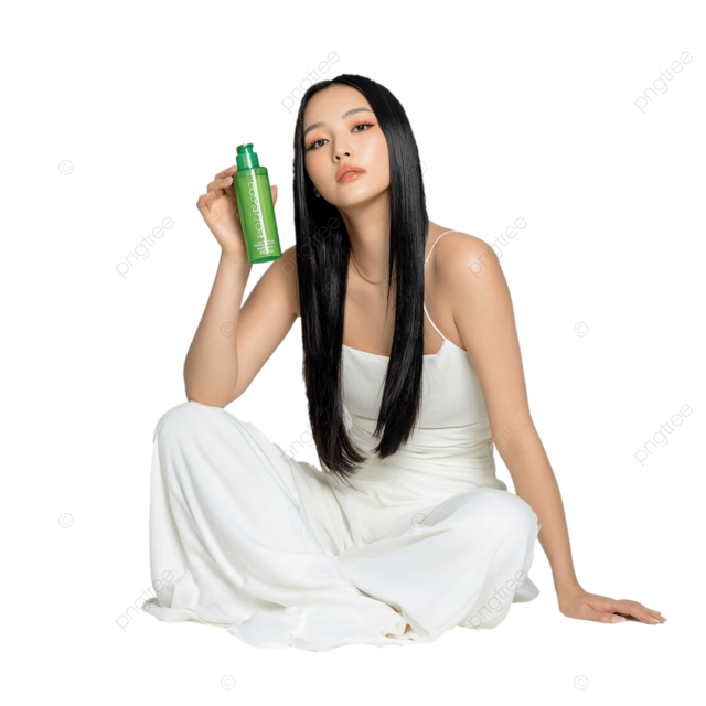 韩国妇女长发展示了极简主义工作室摄影中的绿色洗发水