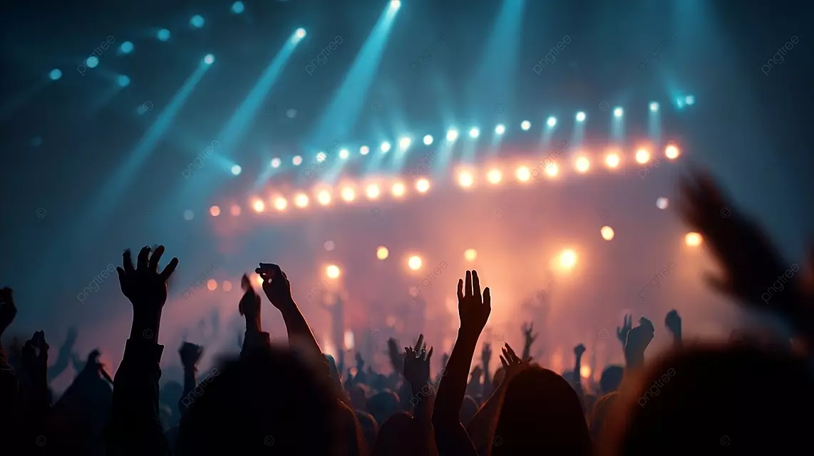 音乐会的人群在充满活力的蓝色舞台灯下，带有抬高的胳膊的人群