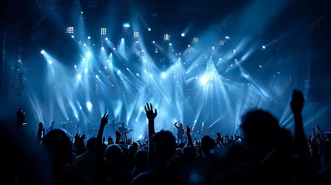 音乐会舞台耀眼的灯光和充满活力的人群剪影