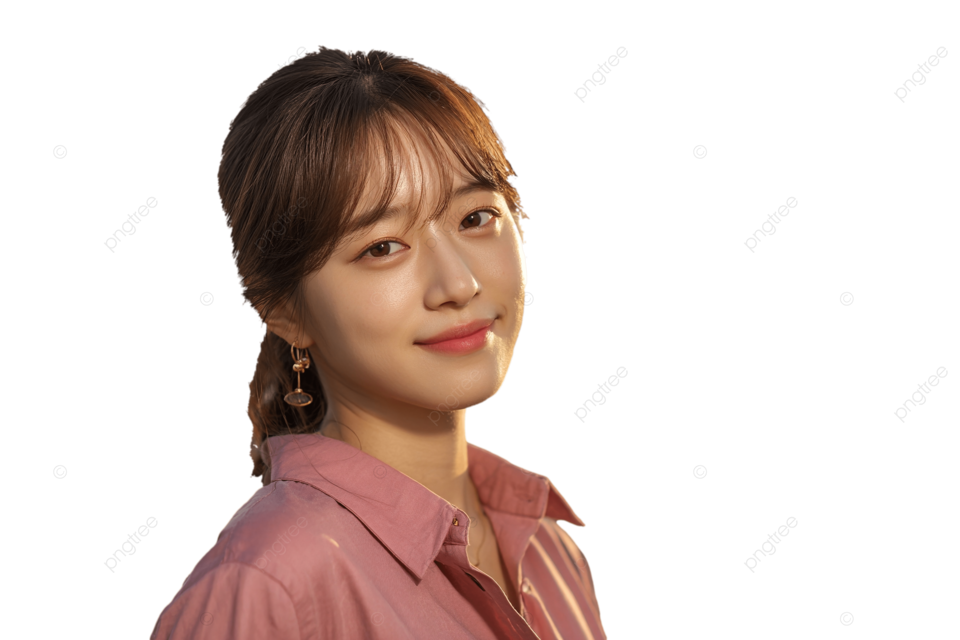 优雅的韩国女人穿着粉红色衬衫在户外带有城市景观背景