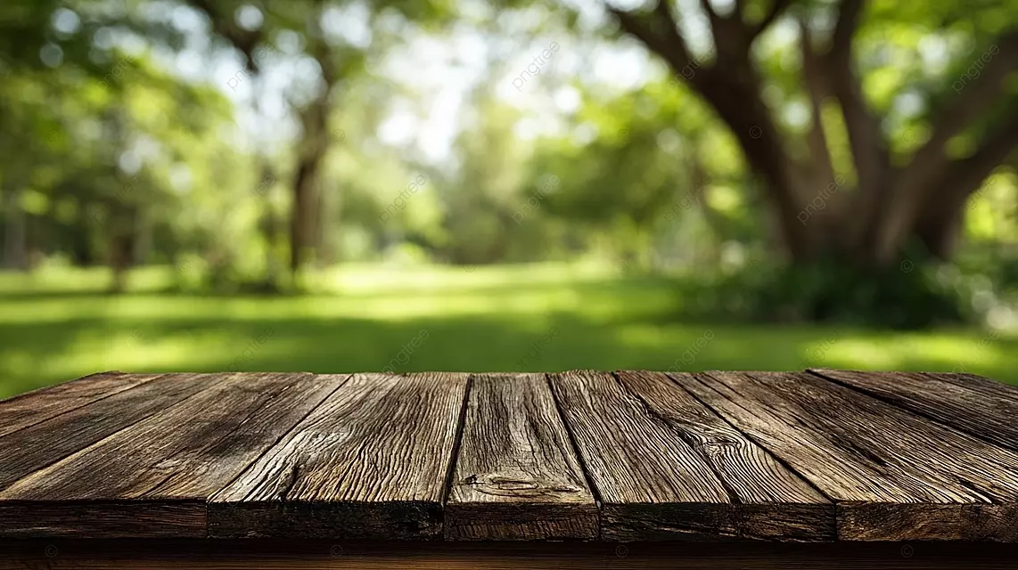 自然环境中的室外木制桌面配绿草和模糊的树木