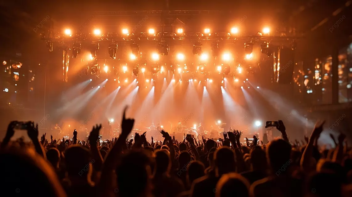 充满活力的舞台照明下充满活力的音乐会人群
