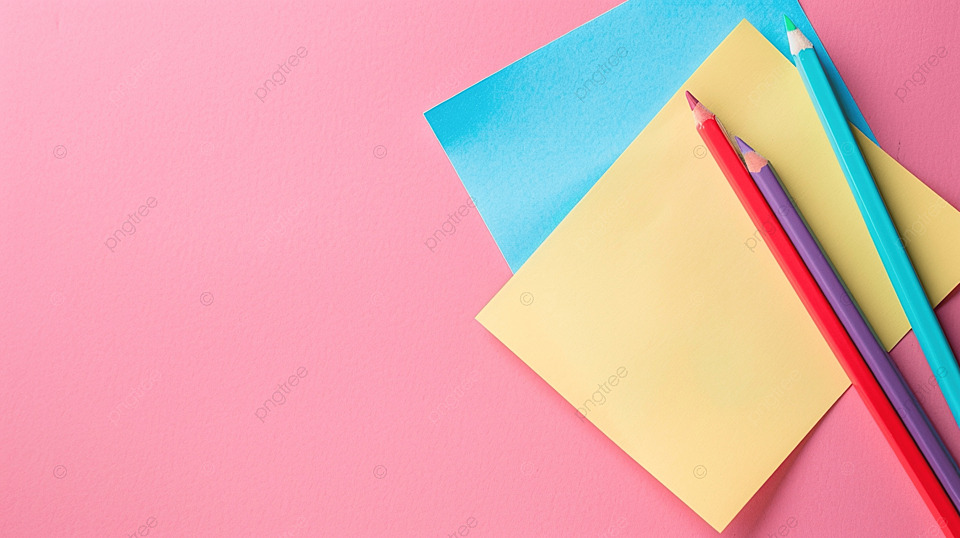 桌面视图上粉红色背景信纸上的便条纸和彩色铅笔