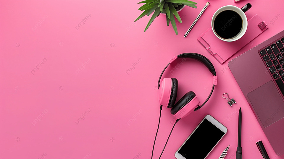 粉红色桌子背景上带有呼叫中心桌面耳机和配件的顶视图