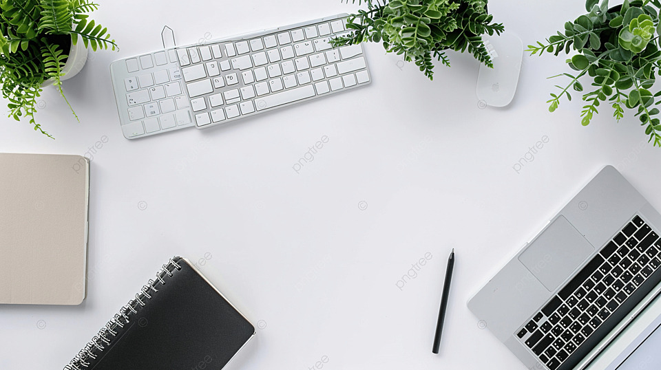 白色桌面背景上配有键盘鼠标和笔记本的顶视图办公桌