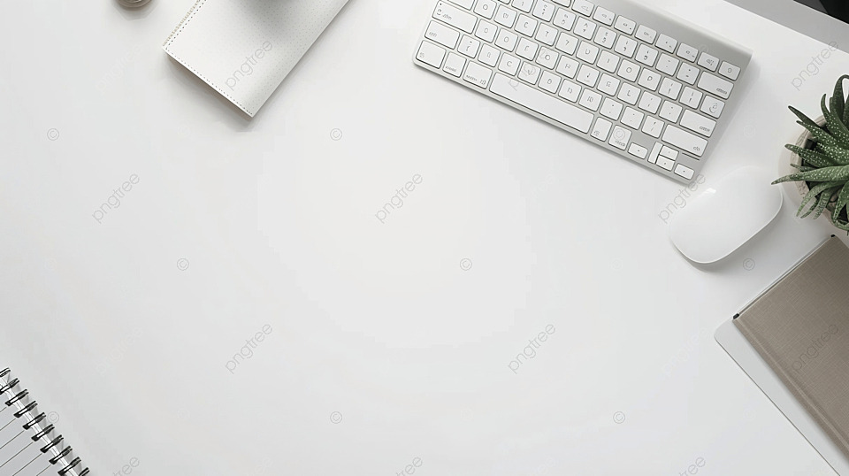 白色桌面背景上配有键盘鼠标和笔记本的顶视图办公桌