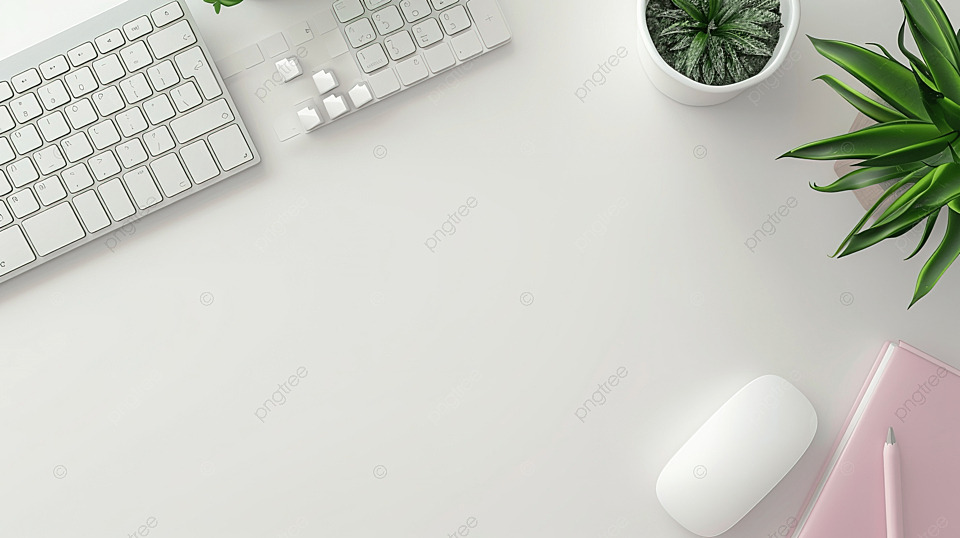 白色桌面背景上配有键盘鼠标和笔记本的顶视图办公桌