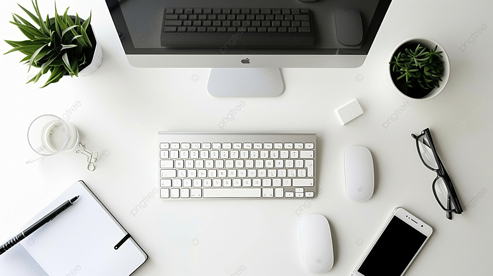 白色桌面背景上配有键盘鼠标和笔记本的顶视图办公桌