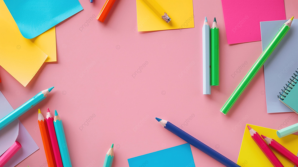 桌面视图上粉红色背景信纸上的便条纸和彩色铅笔