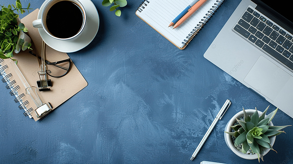 桌面上的文具用品顶视图